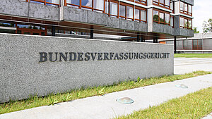 Nahaufnahme vom bekannten Steinblock vor dem Bundesverfassungsgericht in Karlsruhe